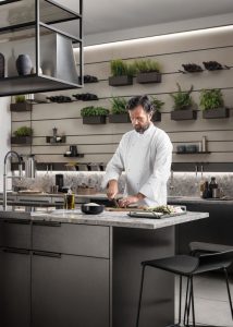 El chef Carlo Cracco probando la cocina Mia